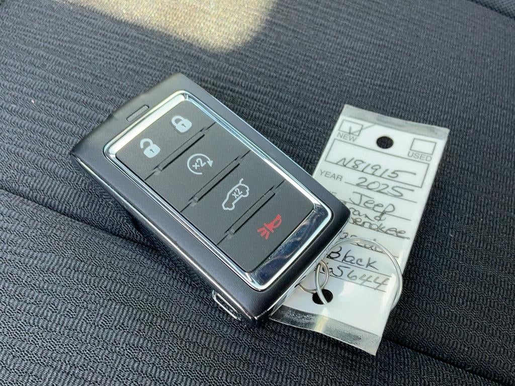 2025 Jeep Grand Cherokee GRAND CHEROKEE L LAREDO X 4X4