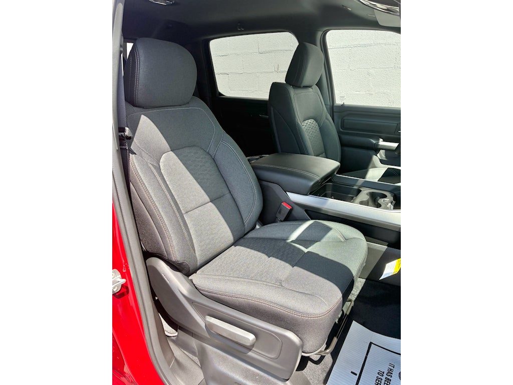 2026 RAM 1500 EXPRESS CREW CAB 4X4 5'7' BOX