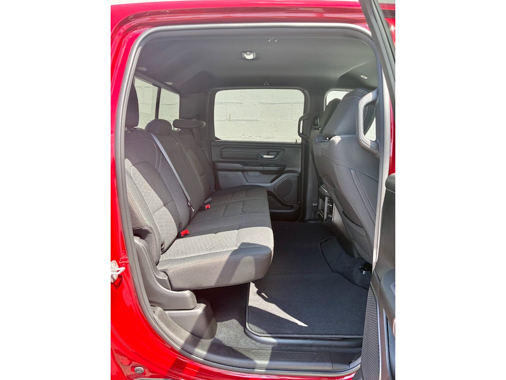 2026 RAM 1500 EXPRESS CREW CAB 4X4 5'7' BOX