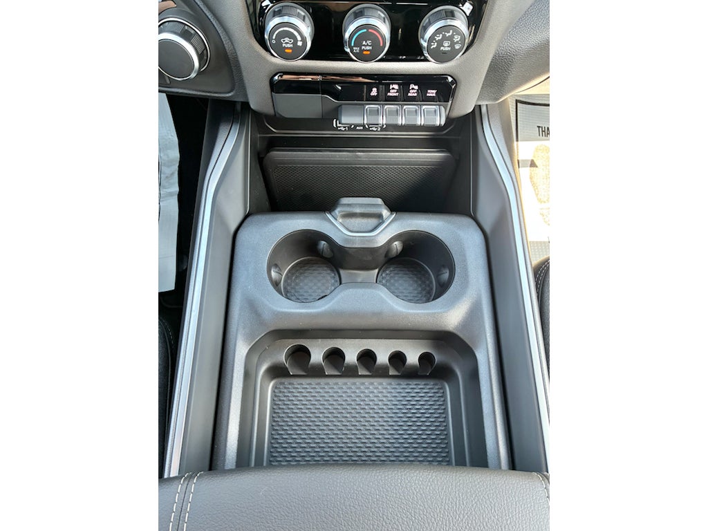 2026 RAM 1500 EXPRESS CREW CAB 4X4 5'7' BOX