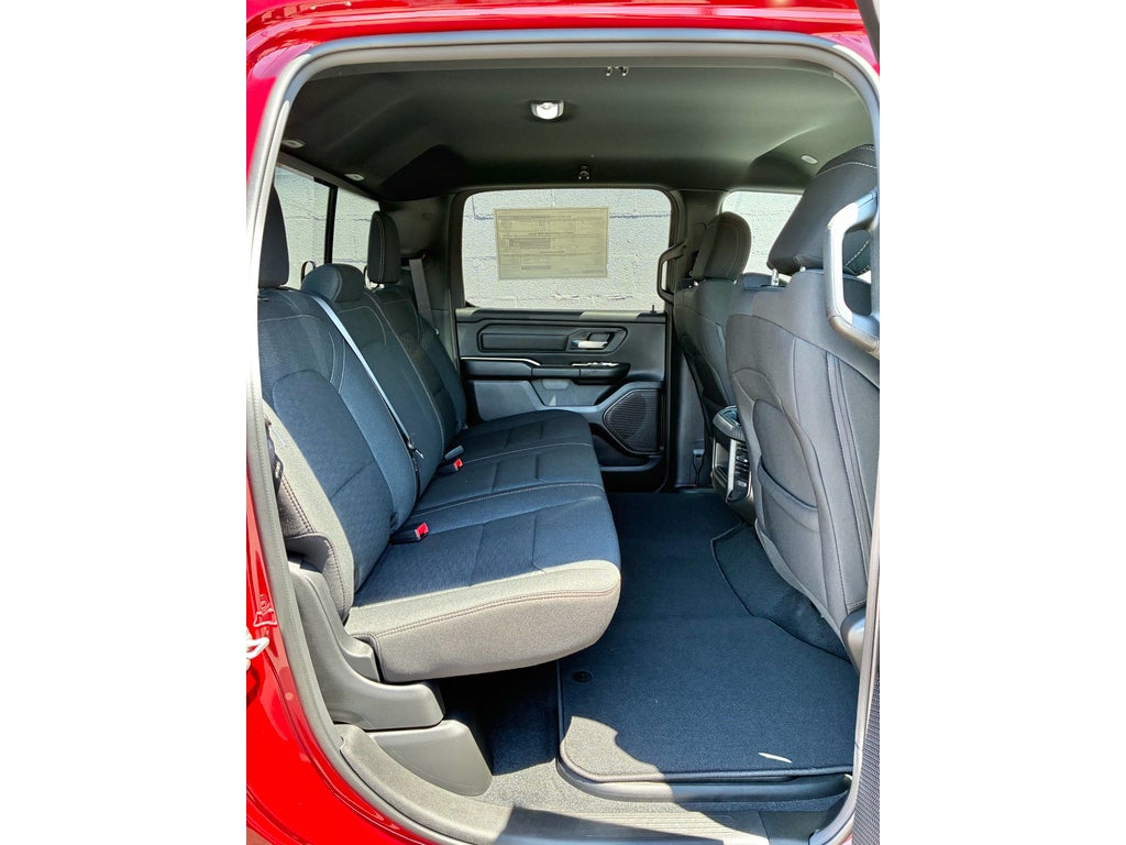 2026 RAM Ram 1500 EXPRESS CREW CAB 4X4 5'7' BOX