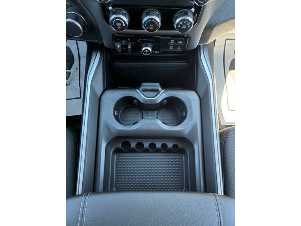 2026 RAM Ram 1500 EXPRESS CREW CAB 4X4 5'7' BOX