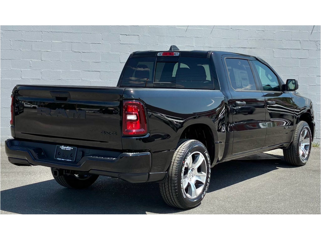 2026 RAM Ram 1500 EXPRESS CREW CAB 4X4 5'7' BOX