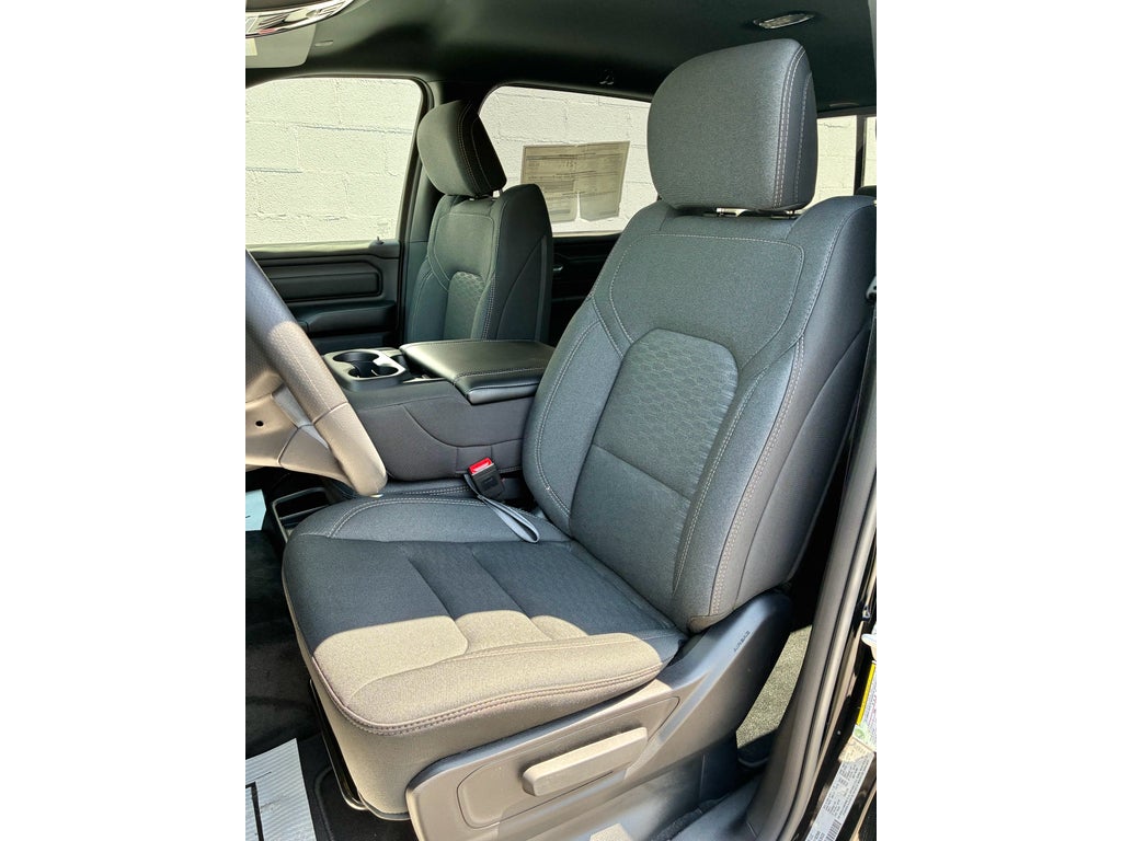 2026 RAM Ram 1500 EXPRESS CREW CAB 4X4 5'7' BOX