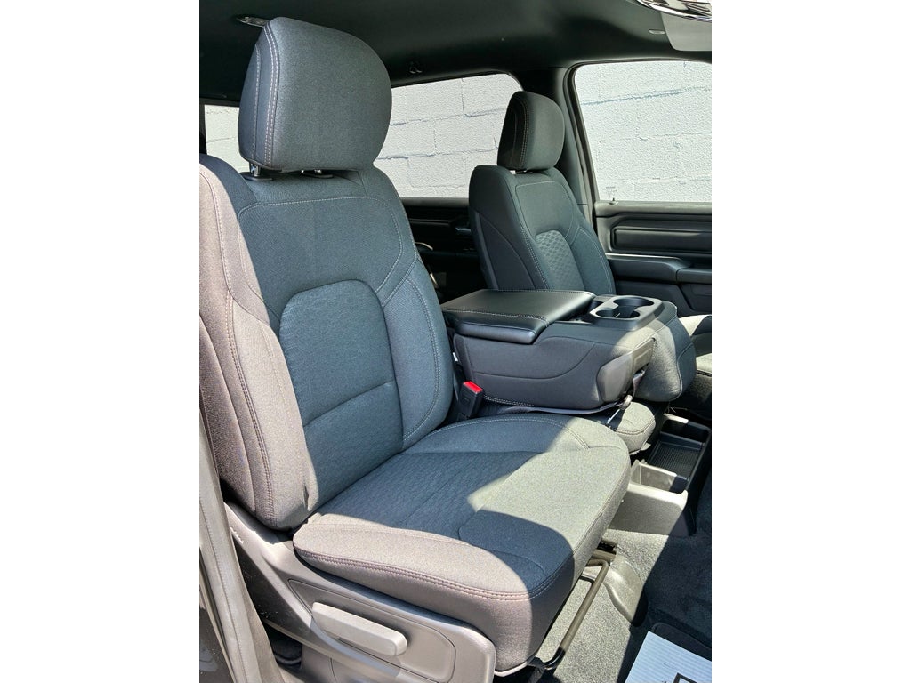 2026 RAM Ram 1500 EXPRESS CREW CAB 4X4 5'7' BOX