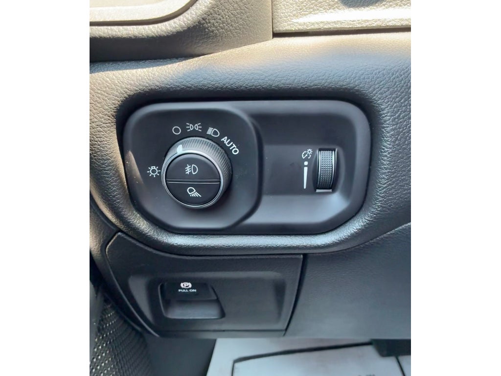 2026 RAM Ram 1500 EXPRESS CREW CAB 4X4 5'7' BOX