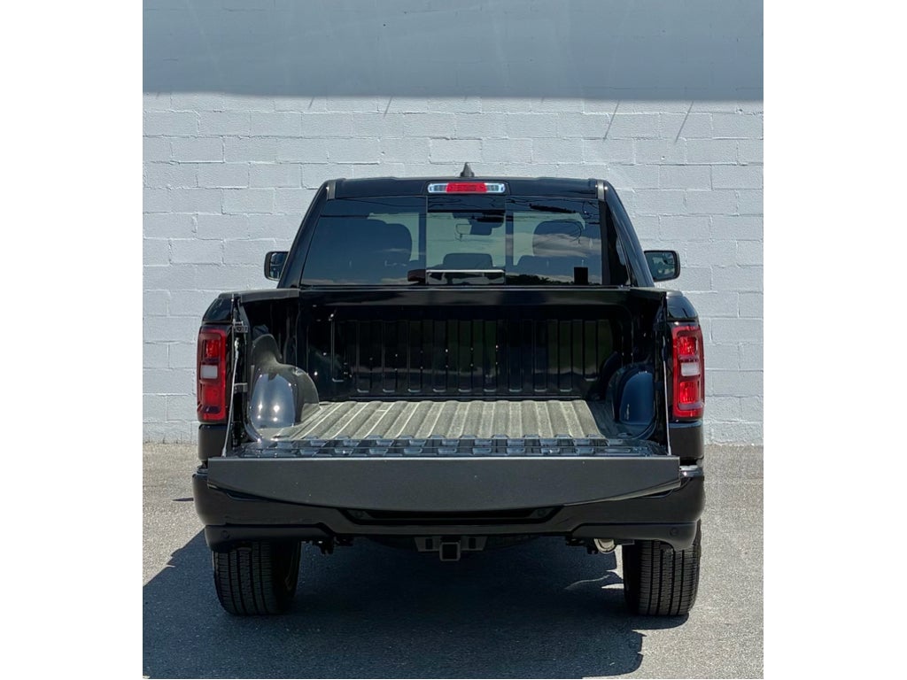 2026 RAM Ram 1500 EXPRESS CREW CAB 4X4 5'7' BOX